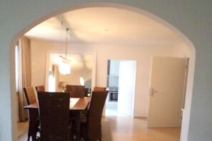 تناول الطعام داخل الغرفة