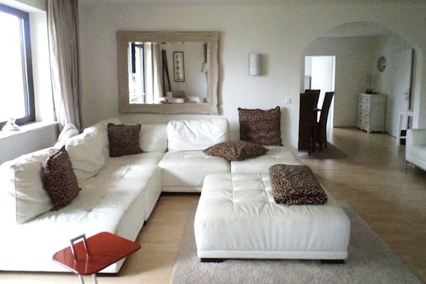Apartment, 2 Bedrooms (HR064-MZ01) | Living room