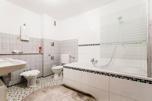 Lägenhet - 2 sovrum | Badrum | Djupt badkar och handdukar