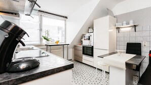 Apartment, 2 Schlafzimmer | Eigene Küche | Wasserkocher mit Kaffee-/Teezubehör, Kühlschrank, Ofen, Herdplatte