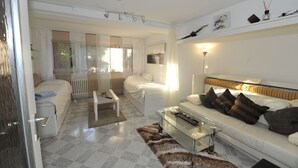 Apartment (HR069-NE01) | Wohnbereich | Fernseher