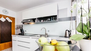 Apartment, 2 Schlafzimmer | Eigene Küche | Wasserkocher mit Kaffee-/Teezubehör, Kühlschrank, Ofen, Herdplatte