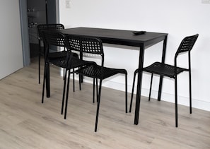 Apartment, 1 Schlafzimmer (HR070-NE06) | Essbereich im Zimmer