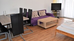 Apartment, 1 Bedroom (HR070-NE03) | Living area | TV - Ferienwohnung Neuss (Neuss)