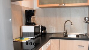 Apartment, 1 Bedroom (HR070-NE03) | Private kitchen | Coffee/tea maker, fridge, oven, stovetop - Ferienwohnung Neuss (Neuss)