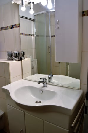 Apartamento, 1 habitación (HR070-NE03) | Lavabo del cuarto de baño