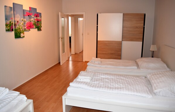 Free WiFi, bed sheets - Ferienwohnung Neuss Schillerstrasse (Neuss)