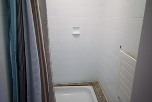 Apartment, 4 Bedrooms (HR073-NI02) | Bathroom shower