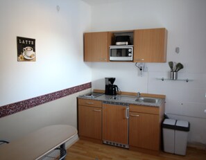 Apartamento, 1 habitación (HR073-NI01) | Cocina básica privada | Frigorífico, horno, placa de cocina y cafetera o tetera