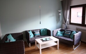 Apartamento, 4 habitaciones (HR073-NI02) | Sala de estar | Una televisión