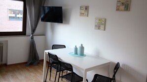 Appartement, 4 chambres (HR073-NI02) | Restauration dans la chambre