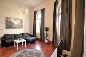 Apartemen, 3 kamar tidur (HR074-OB01) | Ruang keluarga | TV