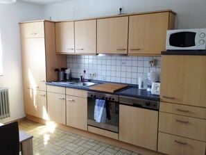 Apartment, 1 Schlafzimmer (HR077-OB06) | Eigene Küche | Kühlschrank, Ofen, Herdplatte, Wasserkocher mit Kaffee-/Teezubehör