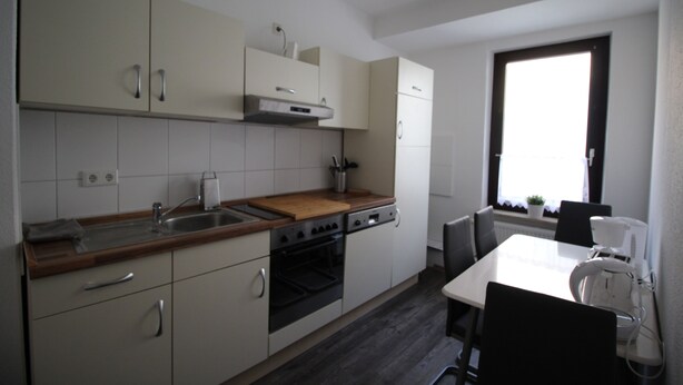 Apartment, 2 Schlafzimmer (HR078-OB07) | Eigene Küche | Wasserkocher mit Kaffee-/Teezubehör, Kühlschrank, Ofen, Herdplatte