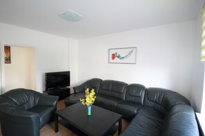 Apartment, 3 Schlafzimmer (HR081-RM01) | Wohnzimmer | Fernseher