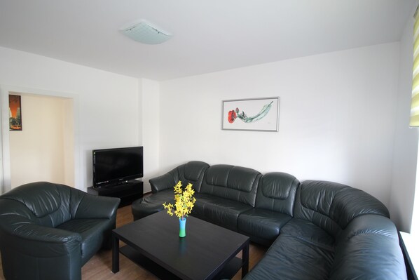Appartement, 3 chambres (HR081-RM01) | Salle de séjour | Télévision