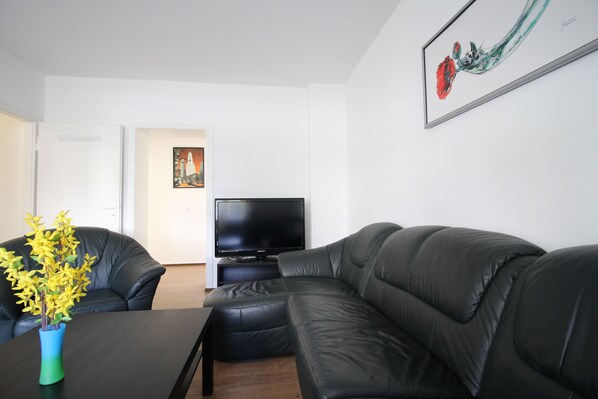 Apartment, 3 Schlafzimmer (HR081-RM01) | Wohnzimmer | Fernseher
