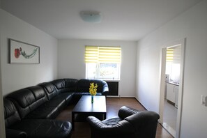 Appartement, 3 chambres (HR081-RM01) | Salle de séjour | Télévision