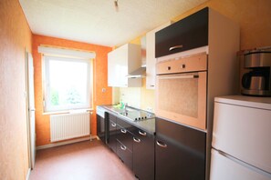 Appartement, 2 chambres (HR082-RM02) | Cuisine privée | Réfrigérateur, four, plaque de cuisson, cafetière/bouilloire