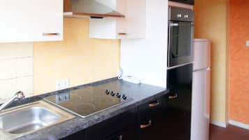 Appartement, 2 slaapkamers (HR082-RM02) | Privékeuken | Een koelkast, een oven, een kookplaat, een koffiezetapparaat/waterkoker