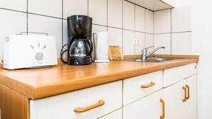 Kahvin-/teenkeitin, jääkaappi, uuni, liesi