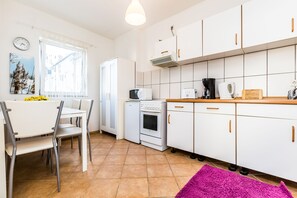 Fridge, oven, stovetop, coffee/tea maker