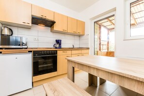 Apartment, 1 Bedroom (HR090-T08) | Private kitchen | Fridge, oven, stovetop, coffee/tea maker - Ferienwohnungen Troisdorf (Troisdorf)