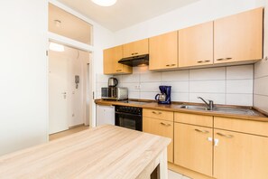 Apartment, 1 Bedroom (HR090-T08) | Private kitchen | Fridge, oven, stovetop, coffee/tea maker - Ferienwohnungen Troisdorf (Troisdorf)