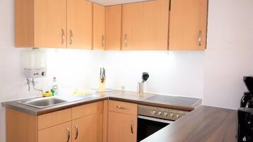 House, 3 Bedrooms (HR092-Z01) | Private kitchen | Full-sized fridge, microwave, oven, stovetop