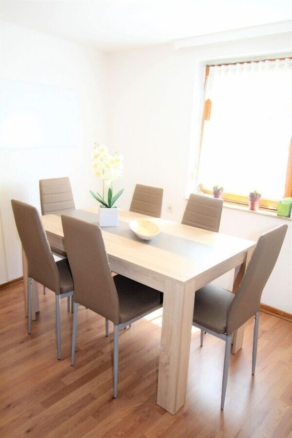 Ferienhaus, 3 Schlafzimmer (HR092-Z01) | Essbereich im Zimmer