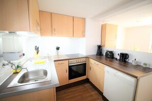 Casa, 3 habitaciones (HR092-Z01) | Cocina privada | Frigorífico grande, microondas, horno y placa de cocina