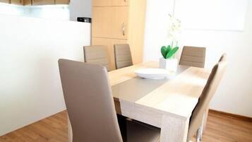 House, 3 Bedrooms (HR092-Z01) | In-room dining