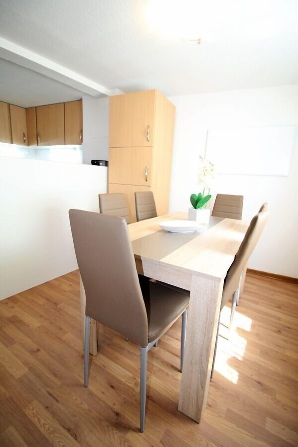 Ferienhaus, 3 Schlafzimmer (HR092-Z01) | Essbereich im Zimmer