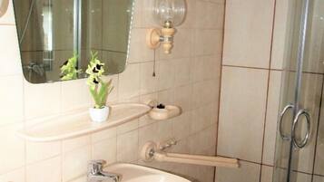 House, 3 Bedrooms (HR092-Z01) | Bathroom | Towels