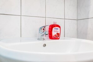 Bathroom sink - Workers Apartments Cologne (Cologne)