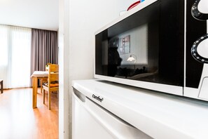 Apartment (HR097-K25) | Private kitchen | Fridge, oven, stovetop, coffee/tea maker