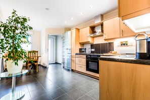 Departamento, 1 habitación (HR098-K26) | Cocina privada | Refrigerador, horno, parrilla de estufa y cafetera y tetera 