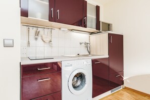 Apartment (HR103-K33) | Eigene Kochnische | Kühlschrank, Herdplatte, Wasserkocher mit Kaffee-/Teezubehör