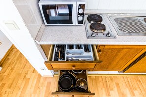 Apartment (HR103-K33) | Eigene Küche | Kühlschrank, Herdplatte, Wasserkocher mit Kaffee-/Teezubehör