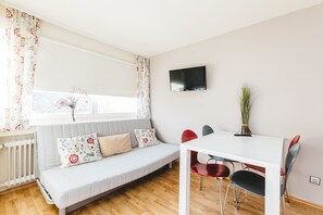 Apartment (HR103-K33) | Wohnbereich | Fernseher