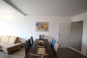 Apartment, 2 Schlafzimmer (HR113-H05) | Essbereich im Zimmer