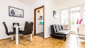 Apartment (HR114-M01) | Living area | TV - Apartment Monheim (Monheim)
