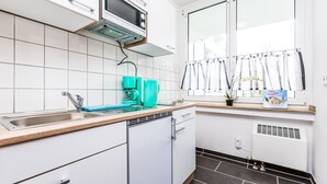 Apartment (HR114-M01) | Private kitchen | Coffee/tea maker, fridge, stovetop, cookware/dishes/utensils - Apartment Monheim (Monheim)