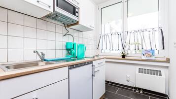 Apartment (HR114-M01) | Eigene Küche | Kühlschrank, Herdplatte, Wasserkocher mit Kaffee-/Teezubehör