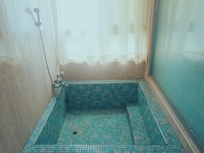 Combined shower/tub, spring water tub, free toiletries, hair dryer - Jade Spring Hot Spring Hotel (Jiaoxi)