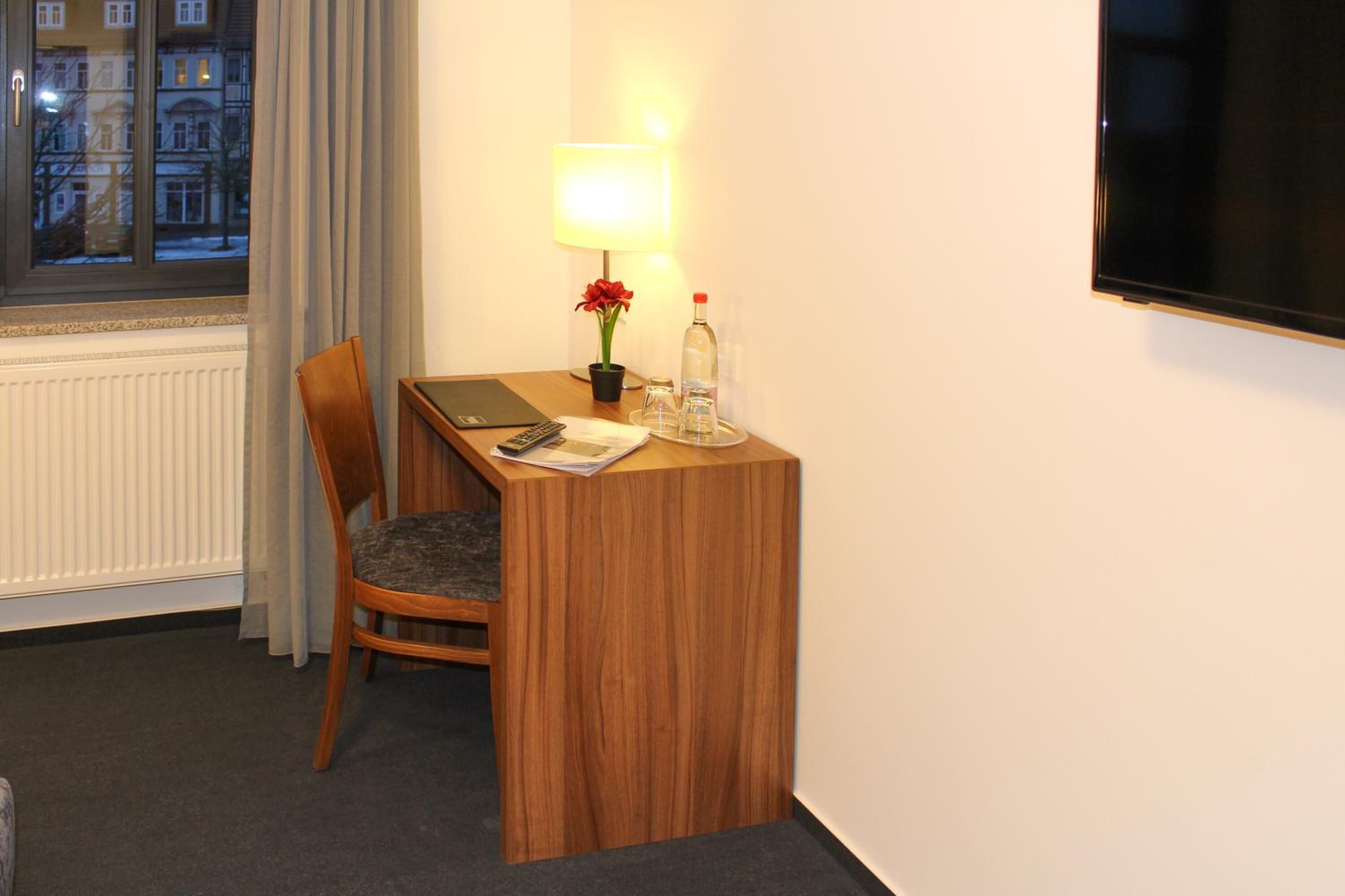 1 bedroom, desk, blackout curtains, soundproofing