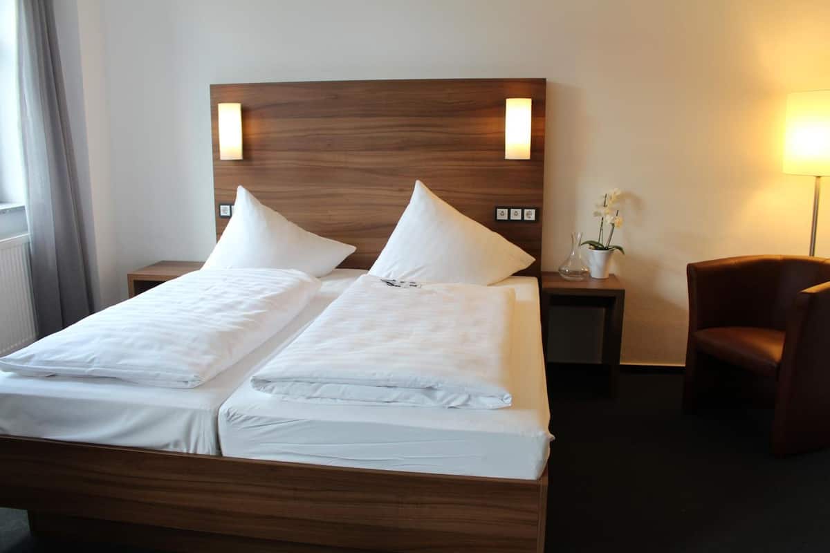 1 bedroom, desk, blackout curtains, soundproofing