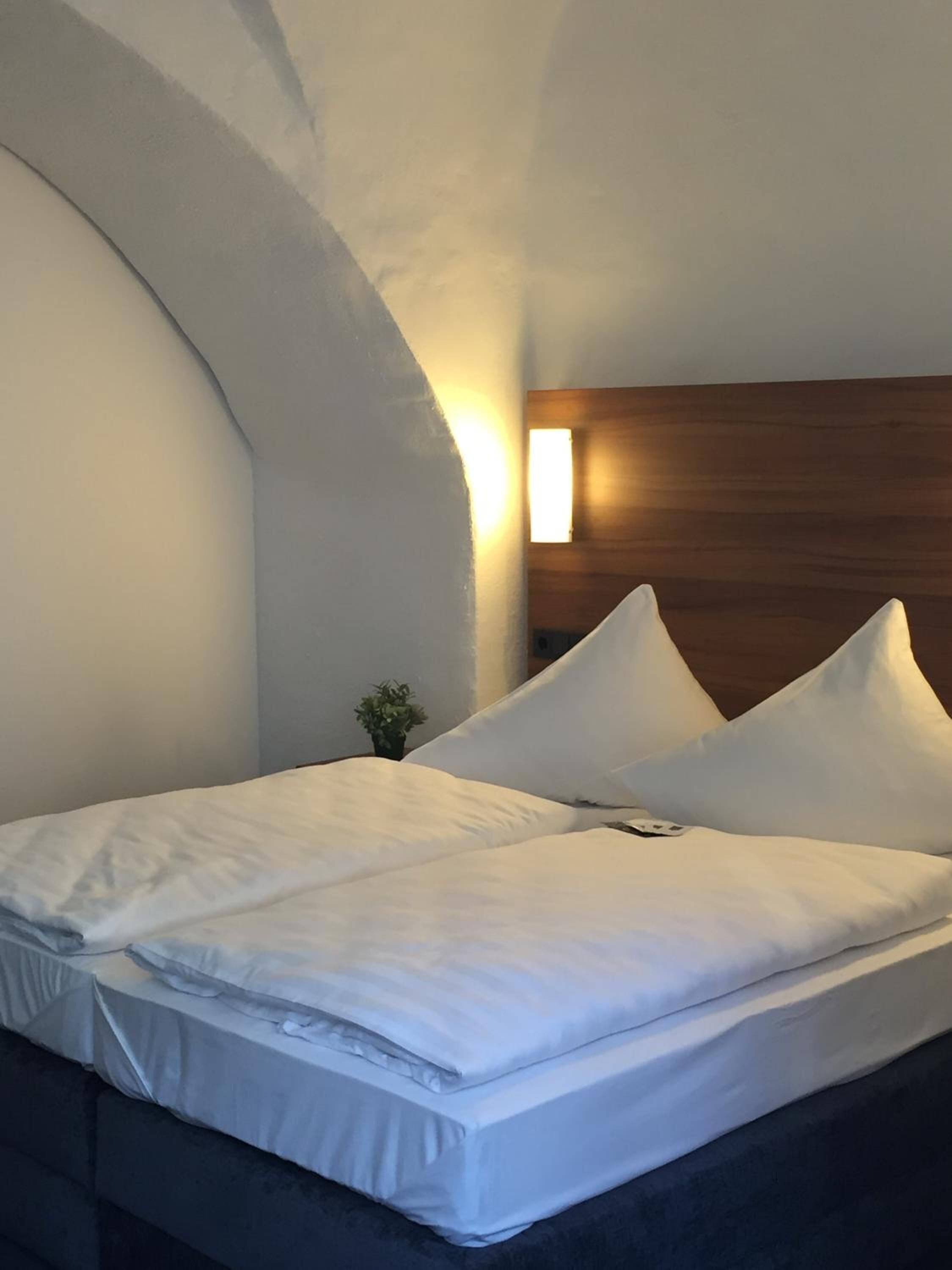 1 bedroom, desk, blackout curtains, soundproofing