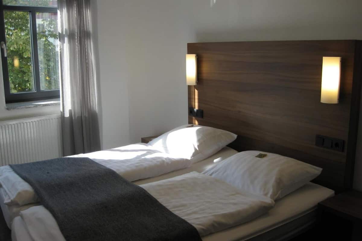 1 bedroom, desk, blackout curtains, soundproofing