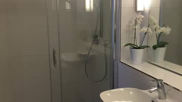 Ducha, artículos de higiene personal gratuitos y secador de pelo